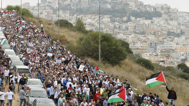آلاف الفلسطينيين يتظاهرون في أم الفحم احتجاجا على حظر 