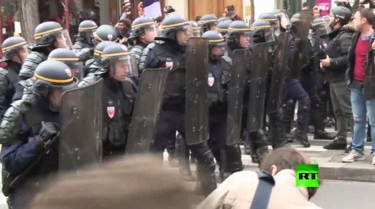 بالفيديو.. شرطة باريس تفرق المئات من الناشطين قبيل انطلاق مؤتمر المناخ
