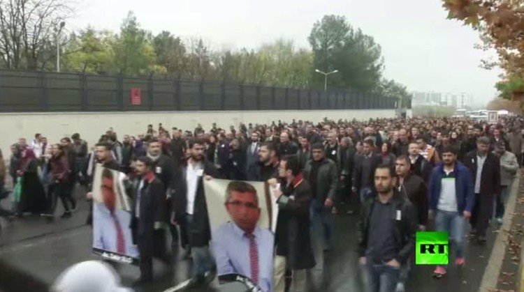 بالفيديو.. تشييع رئيس نقابة المحامين في ديار بكر المناوئ لأردوغان