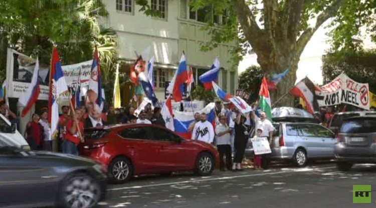 أستراليا.. العشرات يتظاهرون أمام القنصلية التركية نصرة لروسيا (فيديو)