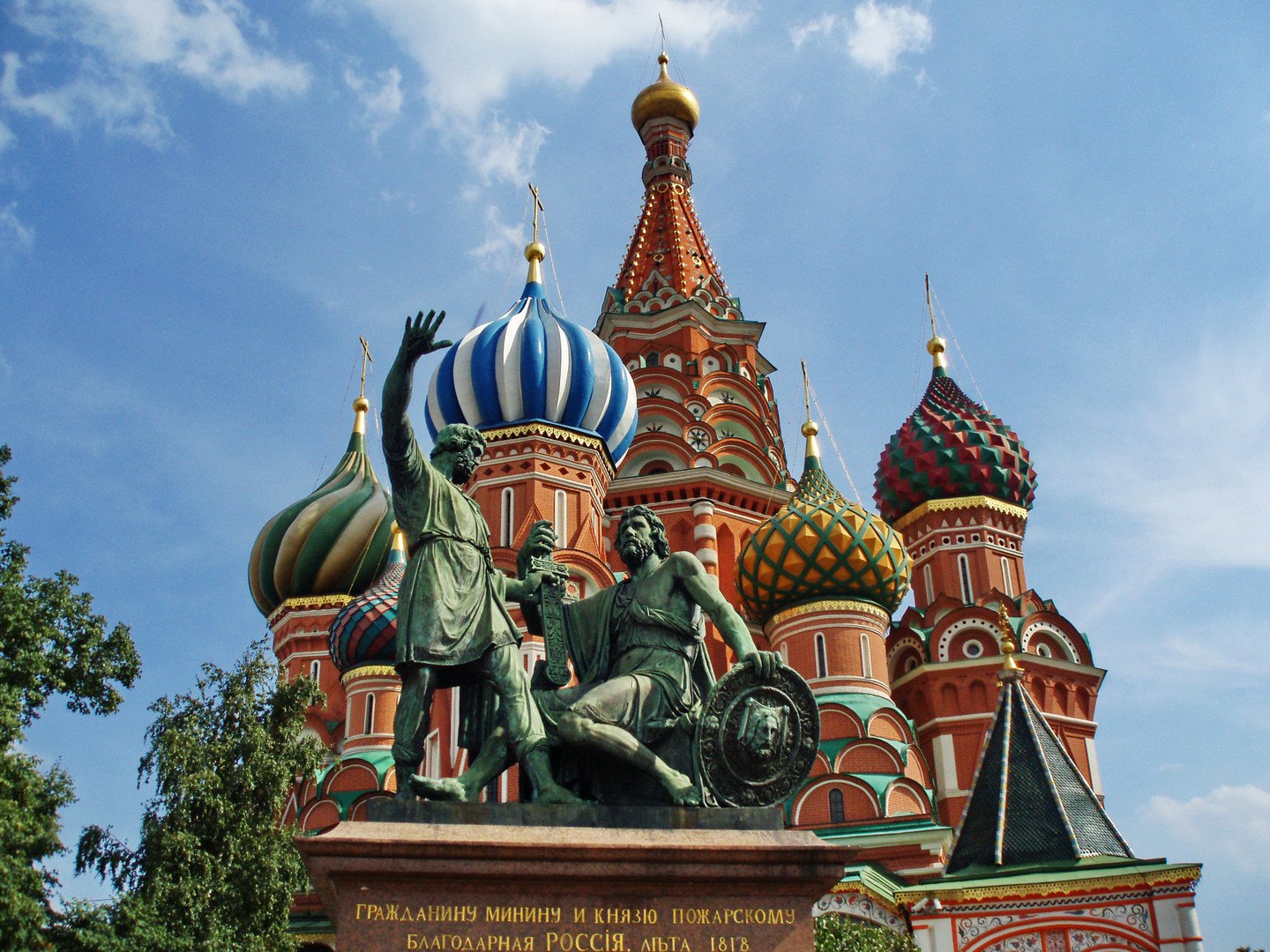 تمثال مينين وبوجارسكي في الساحة الحمراء بموسكو