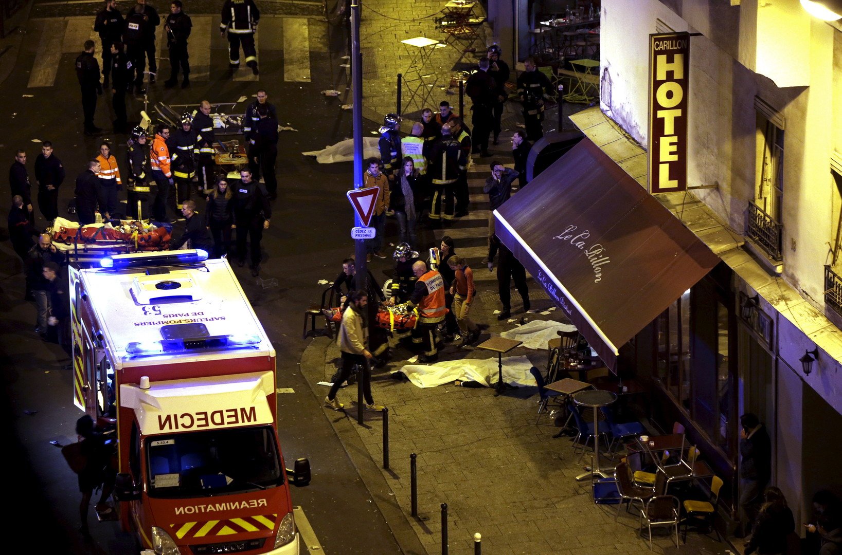 باريس تعلن حالة طوارئ والحداد العام بعيد تفجيرات دامية أوقعت 129 قتيلا (فيديو)