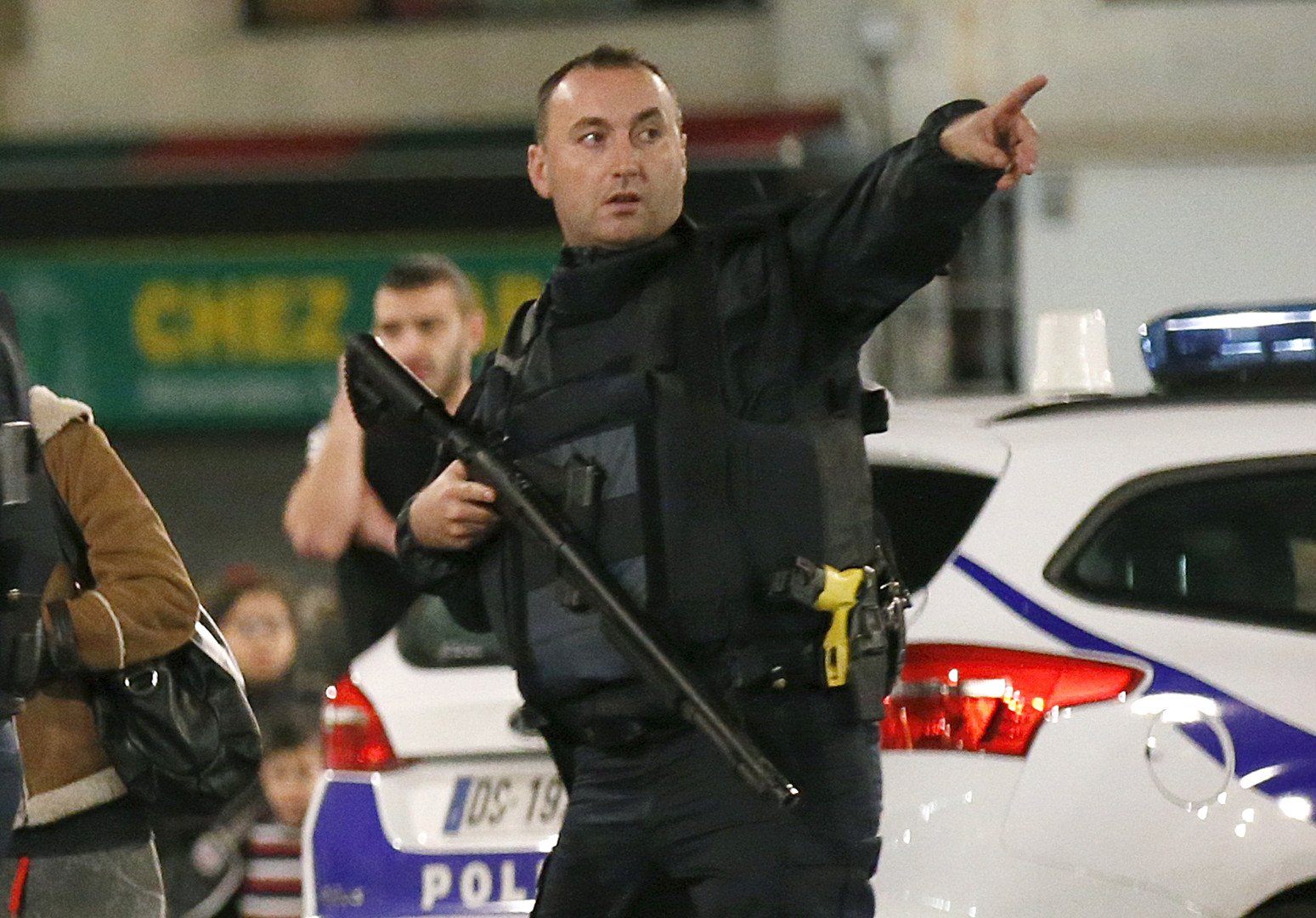 رجل من الشرطة الفرنسية يشرف على إجلاء السكان من منطقة مهددة