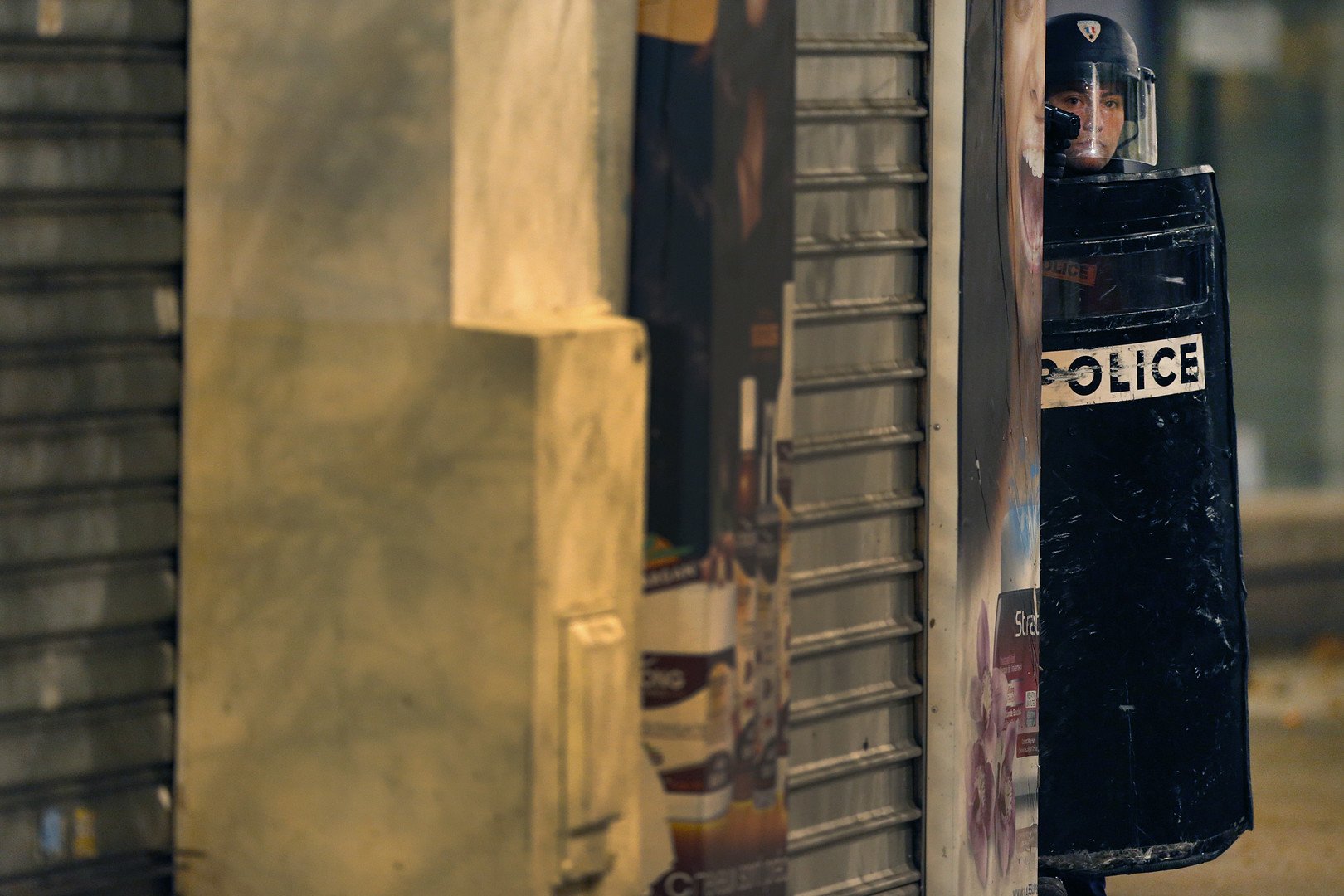 الشرطة الفرنسية تقوم بحراسة المنطقة بعد إطلاق للنار فيها