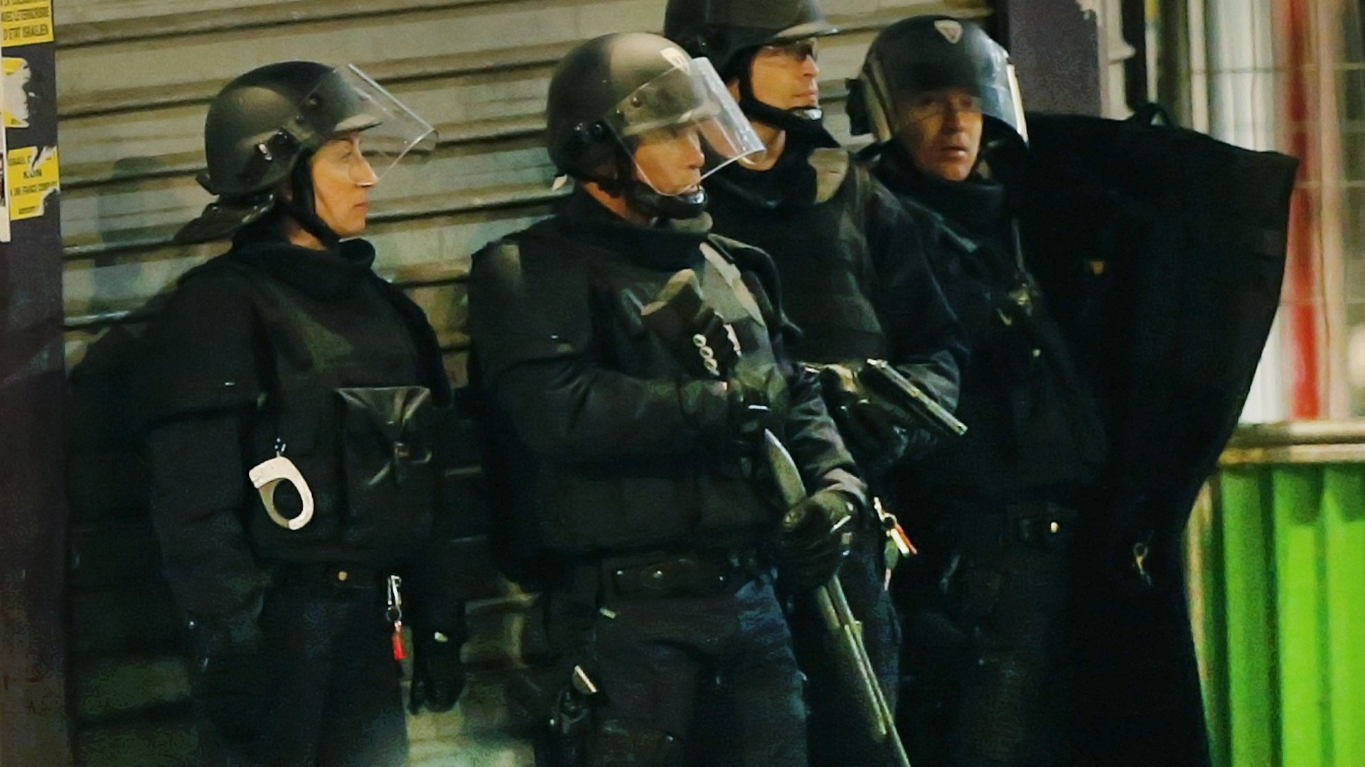 الشرطة الفرنسية تؤمن حراسة المنطقة التي أطلقت فيها النار