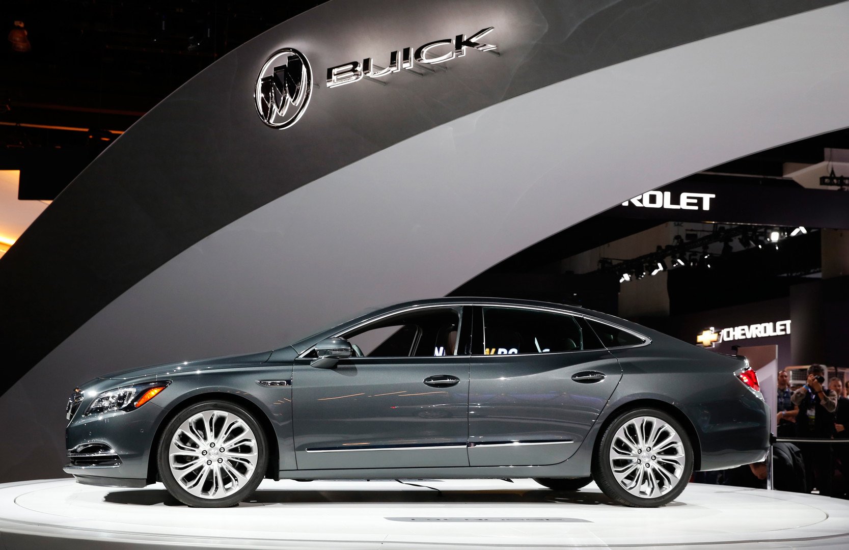 سيارة بويك LaCrosse لعام 2017 قدمت في معرض لوس أنجلس للسيارات