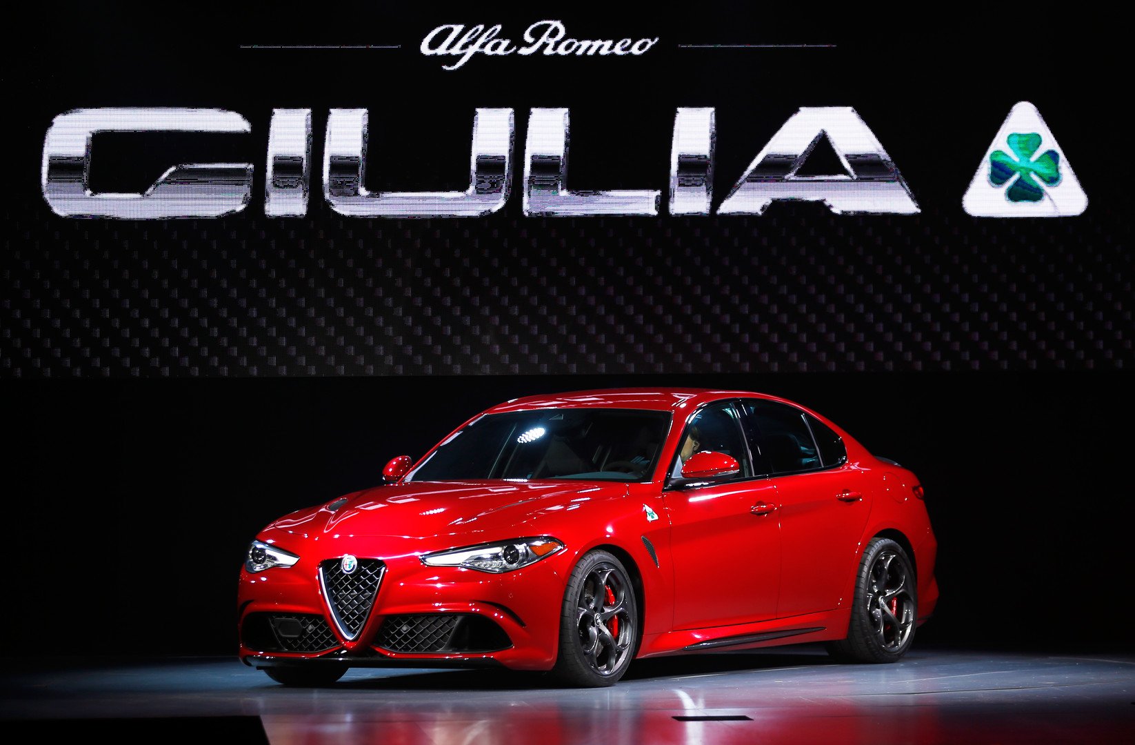 سيارة ألفا روميو Giula قدمت في أمريكا الشمالية للمرة الأولى في معرض لوس أنجلس للسيارات