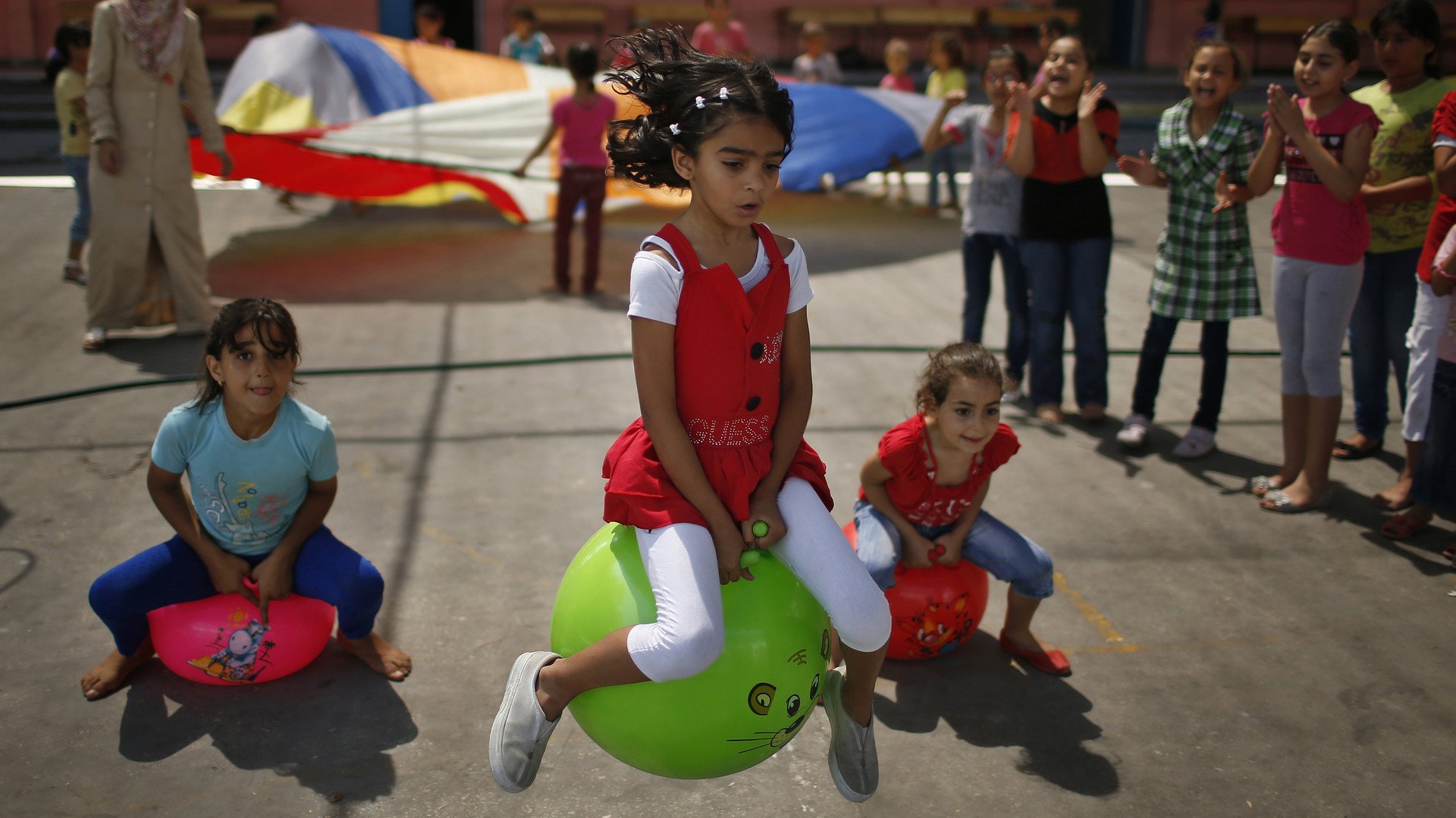 فتاة فلسطينية تلعب في إطار أسبوع الألعاب الصيفية في غزة الذي أعلنته المنظمة الدولية