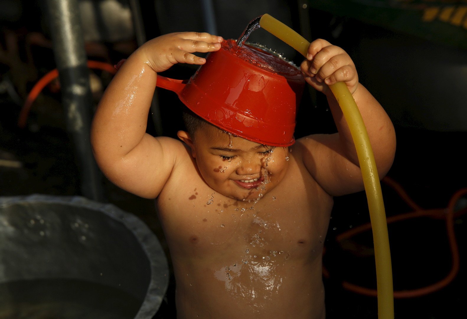 طفل ماليزي يغتسل في انتظار غروب الشمس في أثناء شهر رمضان