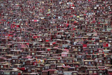 المنازل الصغيرة العائدة لرهبان وراهبات معهد البوذية التيبتية في وادي لارونج