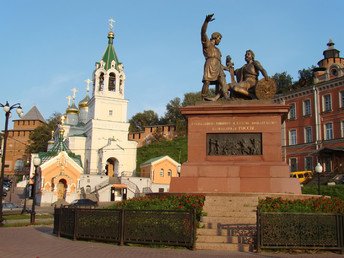 كوزما مينين يسلم الأمير دميتري بوجارسكي سيفاً وهو يشير إلى موسكو المحتلة على أيدي البولنديين