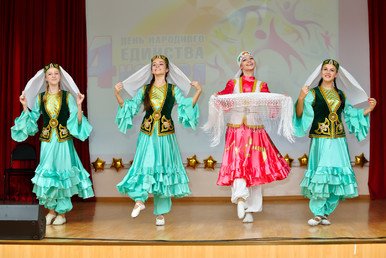 أهالي روسيا يحتفلون بعيد وحدة الشعب