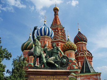 تمثال مينين وبوجارسكي في الساحة الحمراء بموسكو