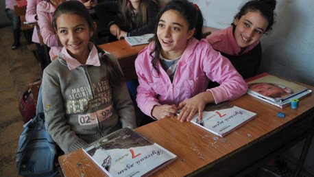 طالبتان من مدرسة سهيل أبو الشملات الإعدادية في اللاذقية تدرسان اللغة الروسية