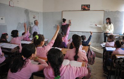 طالبات الصف السابع  في مدرسة سهيل أبو الشملات الإعدادية في اللاذقية يدرسن اللغة الروسية