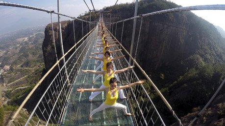 نساء يمارسن رياضة اليوغا على جسر زجاجي في مقاطعة بينغجيانغ التابعة لمحافظة هونان