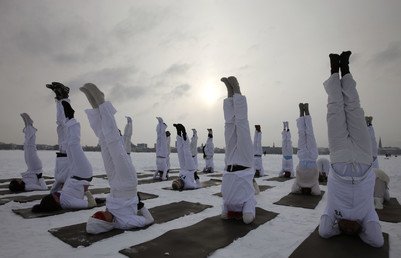 أعضاء مشروع يوغا "y-8" يؤدون رياضة اليوغا في البحيرة المتجمدة بمدينة هامبورج شمال ألمانيا