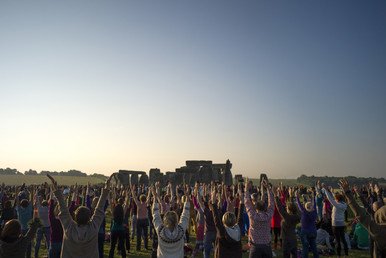 أداء احتفالي في سهل سالزبوري بجنوب انجلترا