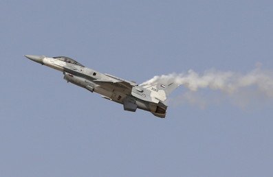 مقاتلة من طراز F16 تنفذ تحليقا لها في معرض دبي لعام 2015