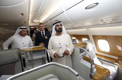 حاكم دولة الإمارات الشيخ محمد بن راشد آل مكتوم ونائب رئيس الدولة ورئيس الوزراء الإماراتي يتفقدون طائرة أيرباص 380