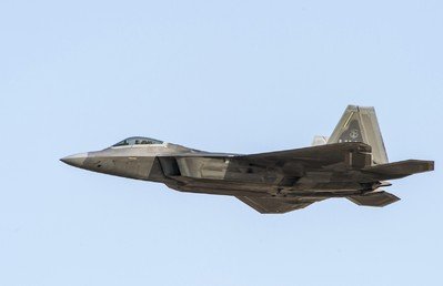مقاتلة F-22 تابعة للقوات الجوية الأمريكية في معرض دبي الدولي لعام 2015