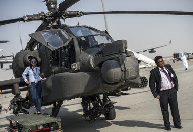 مروحية AH-64 تابعة للقوات الجوية الأمريكية في معرض دبي الدولي للطائرات والمروحيات لعام 2015