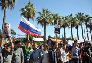 متظاهرون دعما للعملية الجوية الروسية في سوريا