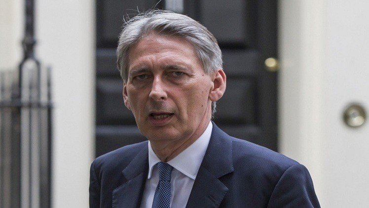 هدية سعودية تضع وزير خارجية بريطانيا في مأزق