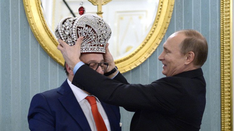 بوتين يتحاشى ارتداء تاج القيصر (فيديو)