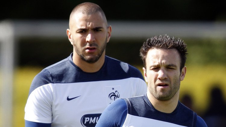 بالفيديو .. بنزيما يروي حقيقة قضية ابتزاز فالبوينا