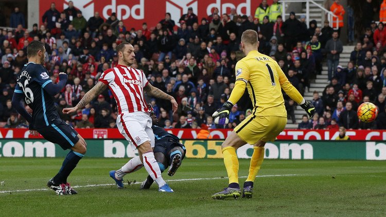 ستوك سيتي يقدم خدمة بالمجان لمنافسي مانشستر سيتي (فيديو)