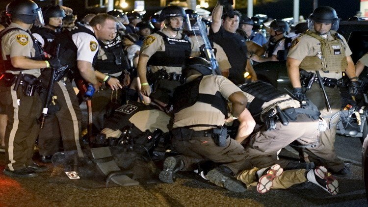 الشرطة الأمريكية تعتقل مواطنا أسودا خلال احتجاجات فيرغسون