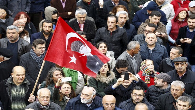 معارض تركي: السلطات تسعى إلى إسكات وسائل الإعلام المحلية