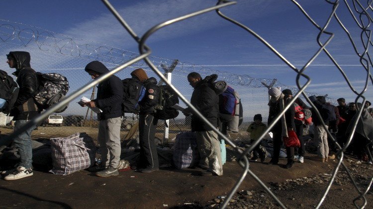 الشرطة اليونانية تبدأ عملية إجلاء للاجئين على حدودها مع مقدونيا
