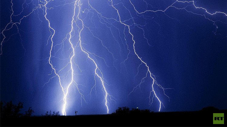 جنوب إفريقيا : مصرع ستة أشخاص بصاعقة بعد تشييعهم ميتاً