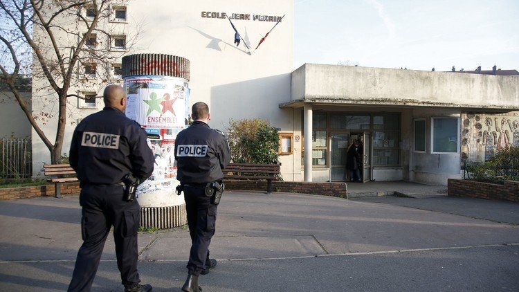  مدرس فرنسي يختلق قصة طعنه من ملثم موال لـ "داعش"