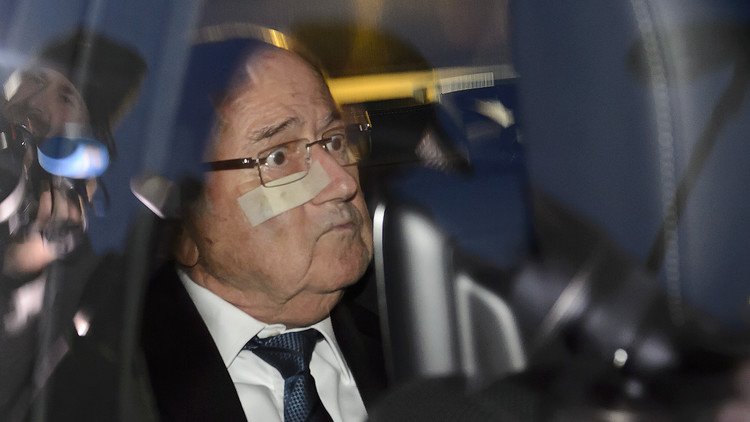 بلاتر يدافع عن نفسه أمام لجنة القيم بالفيفا