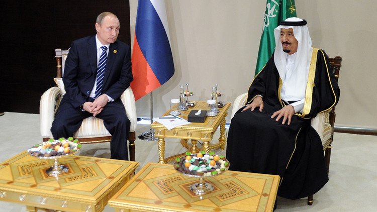 العاهل السعودي الملك سلمان بن عبد العزيز والرئيس الروسي فلاديمير بوتين يتبادلان الحديث على هامش قمة العشرين في 16 نوفمبر/تشرين الثاني. وشهد العام 2015 تكثيفا ملحوظا للحوار بين موسكو والرياض في جميع المجالات. وتحدثت مصادر عزم السعودية شراء أسلحة روسية من بينها منظومات 