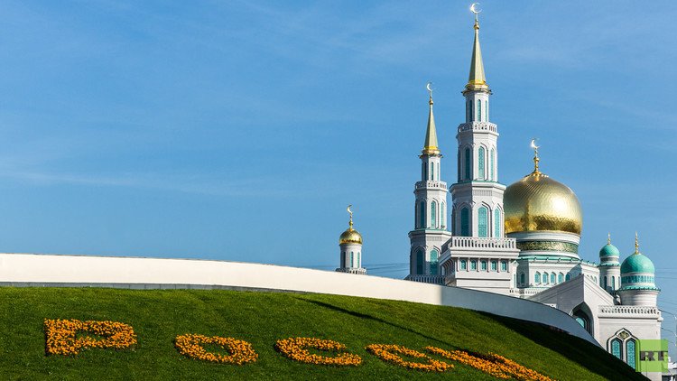 منظر عام لمسجد موسكو الكبير والذي قام الرئيس الروسي فلاديمير بوتين يوم 23 سبتمبر/أيلول عام 2015. بافتتاحه بعد أعمال ترميم واسعة. وخضع المسجد الذي بني عام 1904، لأعمال ترميم وتوسعة شاملة استمرت منذ مايو/أيار 2005. وقد تضاعفت مساحة الجامع عشرين مرة ليصبح الأكبر في أوروبا ويستوعب أكثر من 10 آلاف مصل.