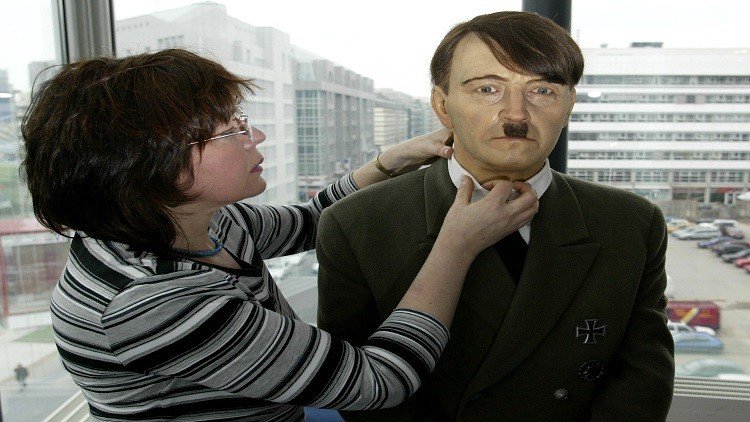 هتلر بخصية واحدة