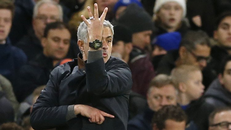 حكاية الأخذ والرد بين مورينيو وذئاب روما 