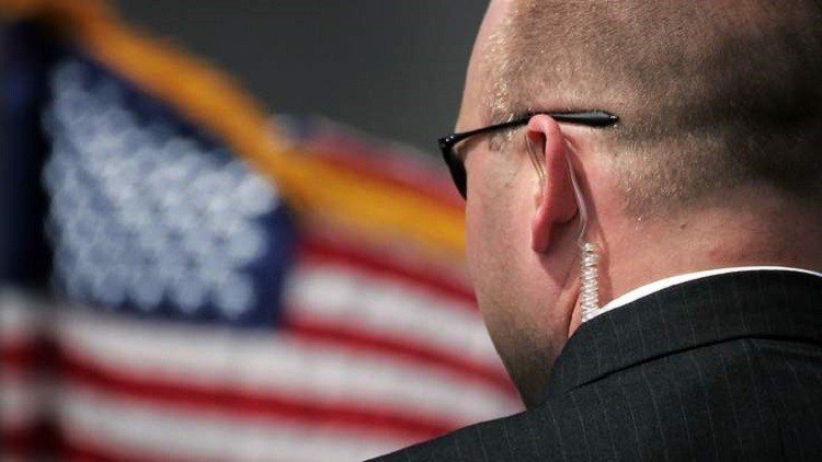 سرقة سلاح وبطاقة تعريفية لعميل سري أمريكي بواشنطن