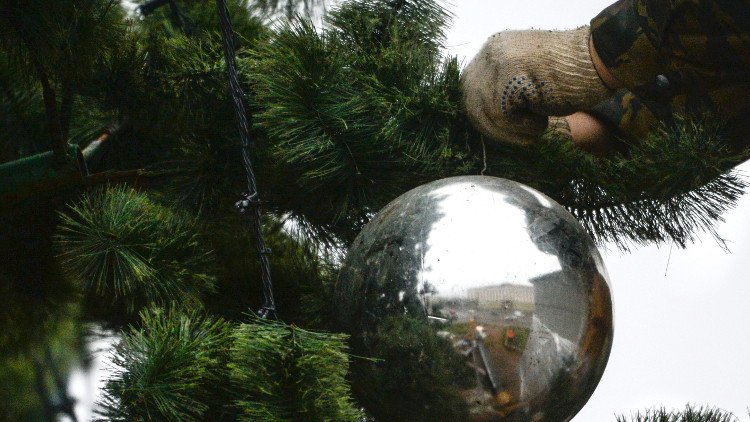 نصب شجرة عيد الميلاد في قاعدة "حميميم" في سوريا (فيديو)