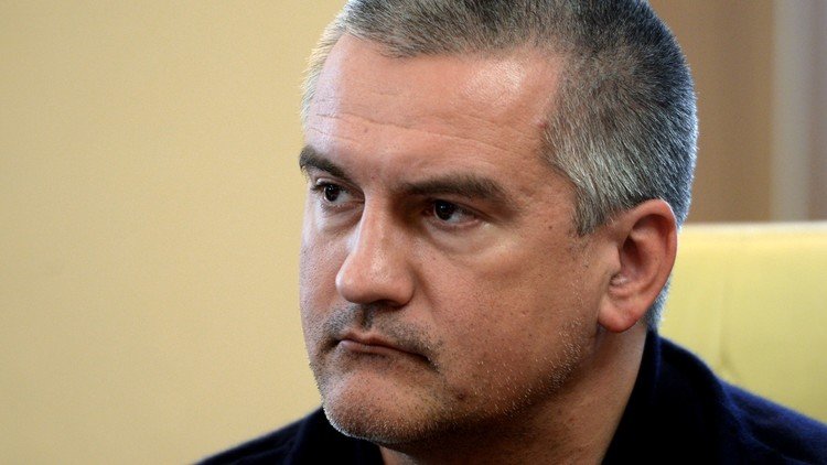 رئيس القرم ينصح بوروشينكو بالتخلي عن حلم إعادة شبه الجزيرة إلى قوام أوكرانيا