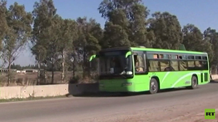 أولى الحافلات تقل عناصر "داعش" وعوائلهم من دمشق إلى الرقة