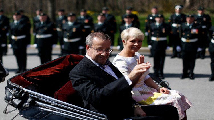 الرئيس الإستوني مع زوجته السابقة