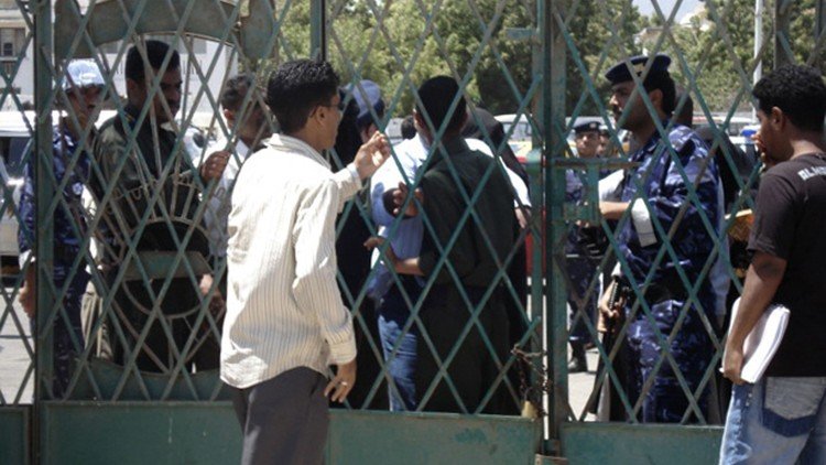 مسلحون يغلقون كليات في عدن بسبب الاختلاط بين الجنسين