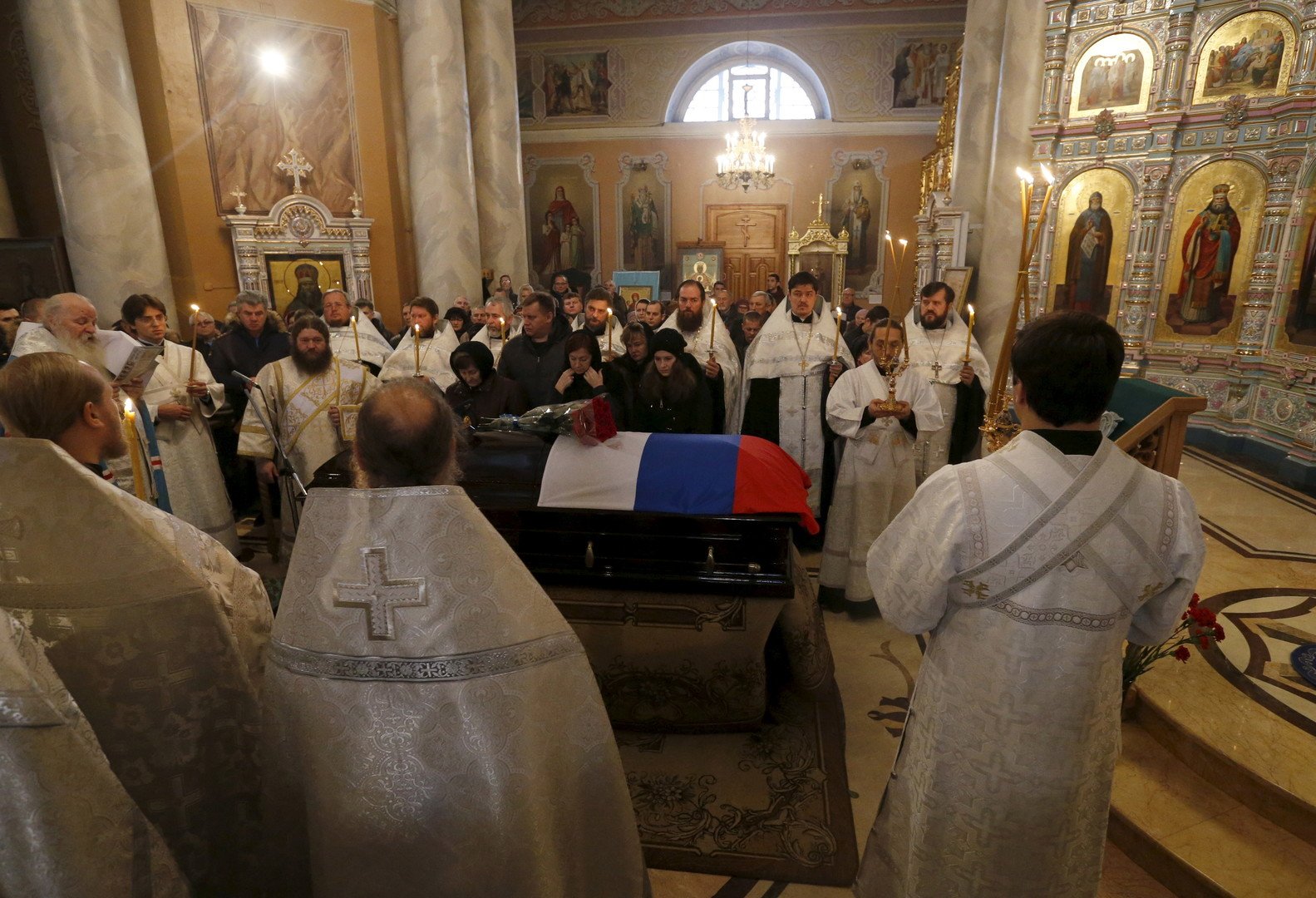 قساوسة الكنيسة الأرثوذكسية يقيمون قداسا على راحة نفس الطيار أوليغ بيشكوف الذي أسقطت قاذفته في سوريا