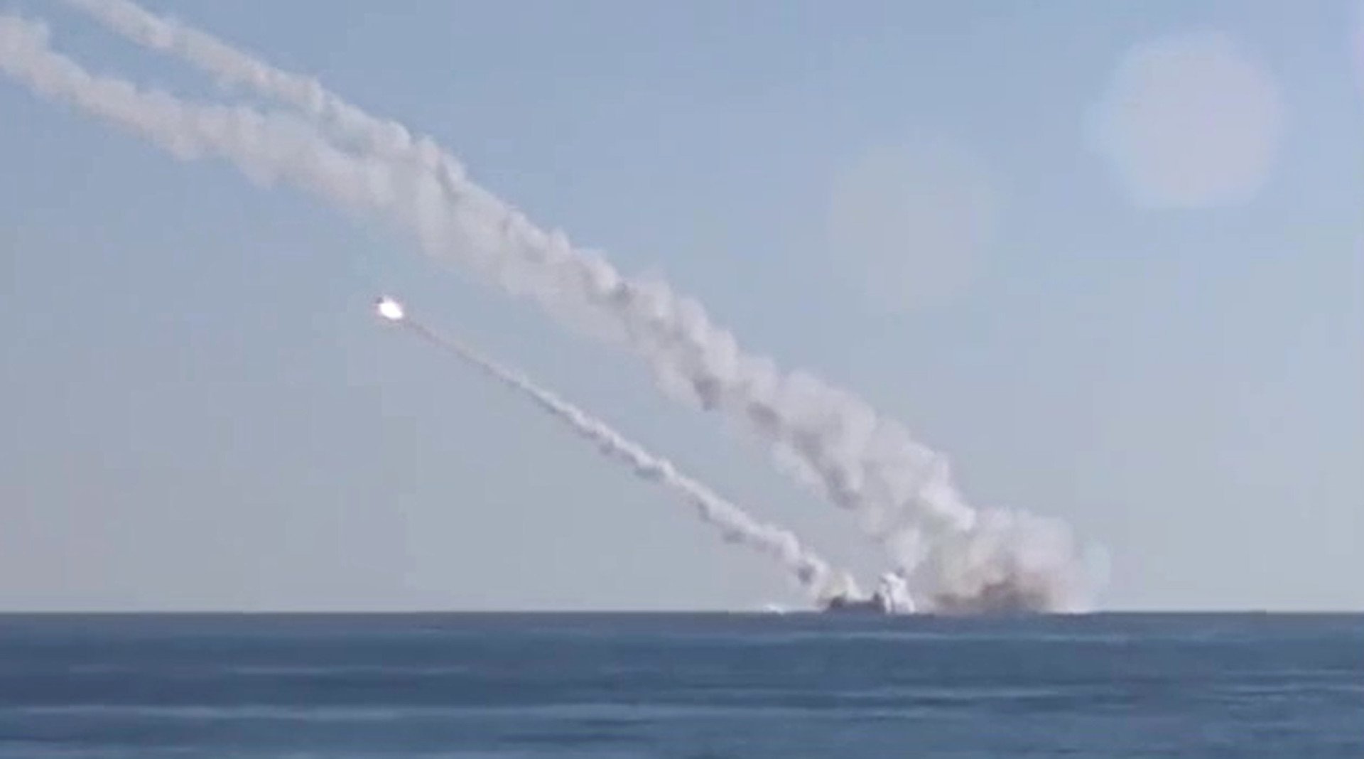 غواصة "روستوف على نهر الدون" الروسية تطلق صاروخا مجنحا