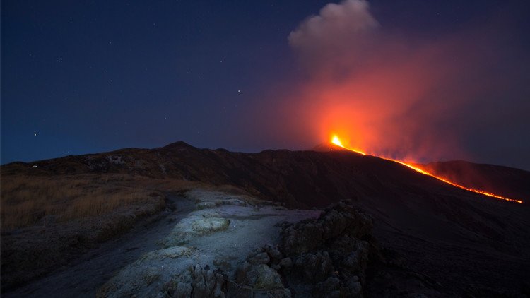 مسبار روسي يلتقط صورة لثوران بركان إتنا